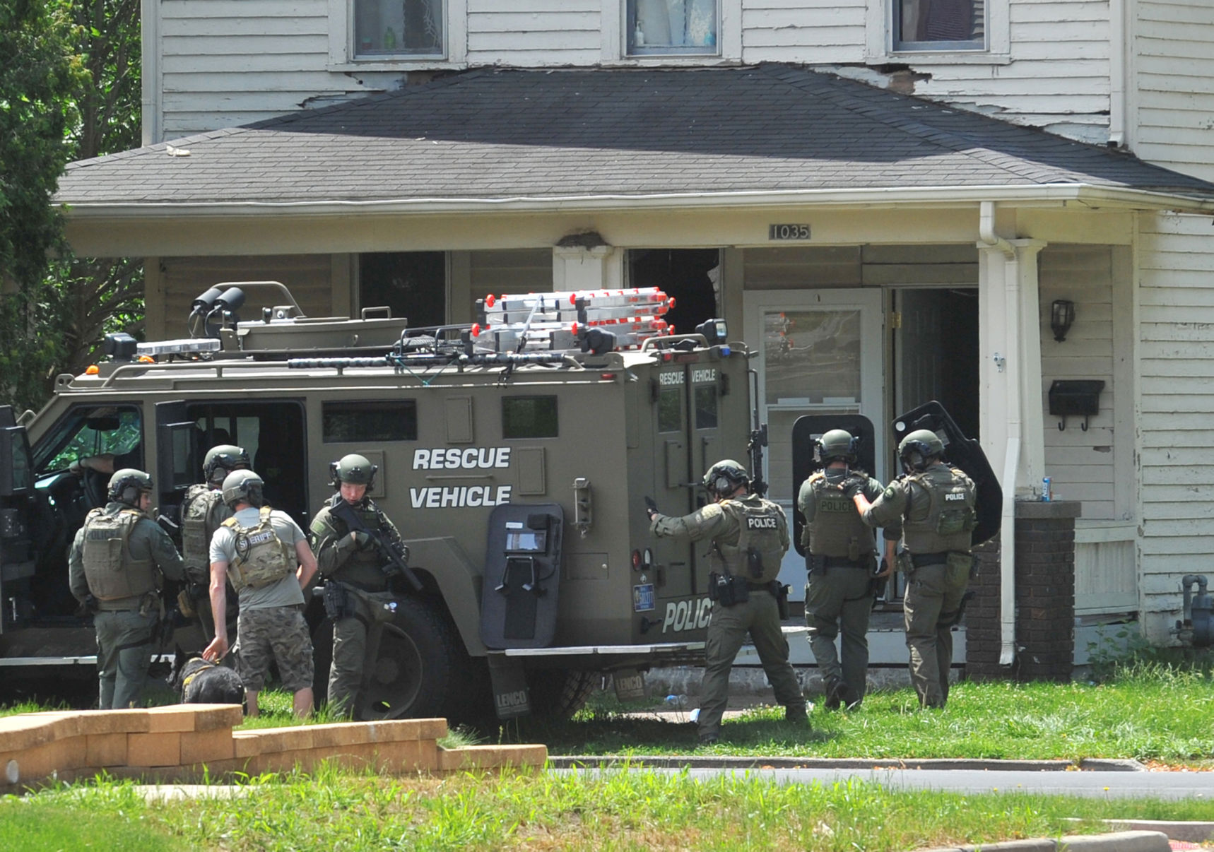 070921-qc-nws-standoff-059